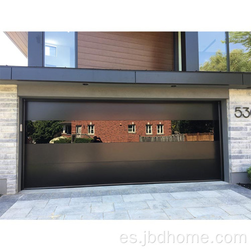 Puerta de garaje moderna y elegante: panel de vidrio reflectante